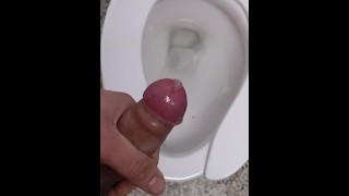 Cachonda en el trabajo, masturbándose en los baños