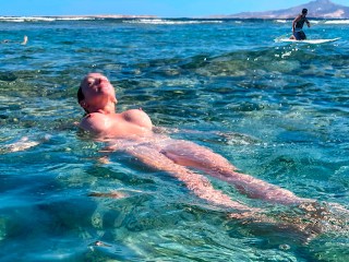赤裸裸的冒险！ 在公共海滩上裸泳