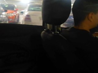 EXTRAÑA ME SORPRENDE MASTURBANDOME EN EL COCHE EN ESTACIONAMIENTO PUBLICO DEL CENTRO COMERCIAL