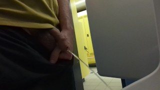 ジムのトイレで放尿する男