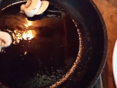 Готовлю очень вкусную яичницу. Рецепт вкусного завтрака - Screenshot 10 of 16 - Russian