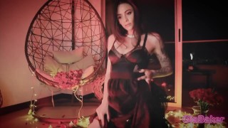 Gia_Baker sexy striptease om je een spreuk te geven
