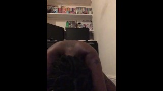 Ebony puta usando máquina de follar 