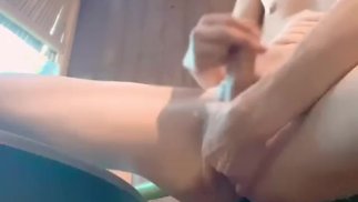 Я мастурбирую на улице. Неловко, но я возбудилась и эякулировала. Японский любитель.