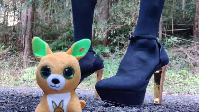 女装ヒールでぬいぐるみを踏み潰す クラッシュフェチ 脚フェチ crush fetish crossdresser trampling heels