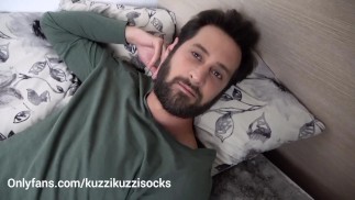 Współlokator Filmy Prosty Chłopak Ze Śmierdzącymi Pomarańczowymi Skarpetkami Bawi Się Ogromnym Kutasem