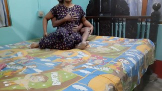 Desi Paar fickt im Schlafzimmer im Urlaub mit echtem Orgasmus