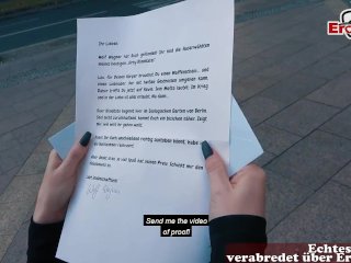 Schlanke deutsche Teen mit natürlichen Titten auf der Straße abgeschleppt