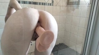 Jeune MILF baise un gode ventouse contre la porte de la douche jusqu’à ce qu’elle orgasme