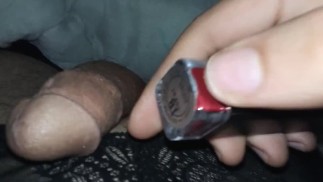 一个穿着内衣和化妆的男人自慰和肛门拳交，直到他射精为止