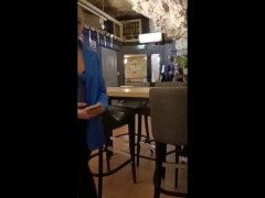 Lydie fait pipi au restaurant et elle fais sa salope !