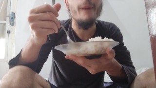 Gordinho ganhador de peso comendo arroz com feijao para ganha peso