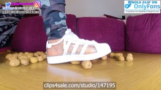 adidas superstars esmagando os pés descalços fedidos e suados esmagando