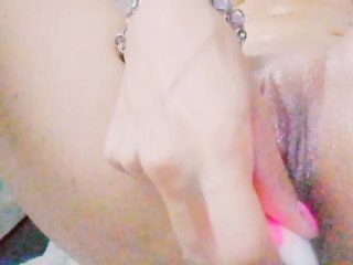 Toda aceitada y tatuada jugando con mi dildo