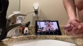 Наблюдая за тем, как падчерицу связывают мама и отчим и доводят до оргазма грязные разговоры, кончая, стоны