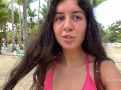 Сумасшедшая девка писает на общественном пляже прямо в трусики Намочила трусики и пошла загорать 1/16