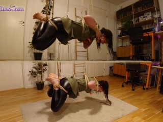 Shibari&Petplay! Partie 2;Fille En Suspension Avec Corde D'entrejambe Est Bâillonnée et plus Amusant