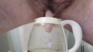 一个变性人在一个有刻度的咖啡壶里撒尿