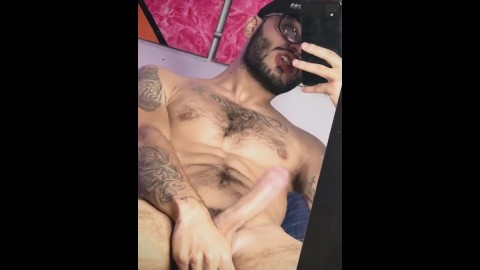 latino sexy de Medellín com pau grande se masturba na frente do espelho para seus fãs