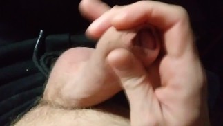 ОХУЕННЫЙ ХЕР парень надрачивает и ругается