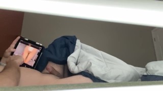Stiefzus bespioneert stiefbroer die porno kijkt terwijl ze masturbeert