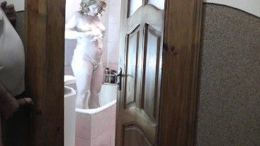 ДюБарри в душе. Любовник сожитель мамочки наблюдает мастурбирует хуй и кончил. Вуайерист дрочит член