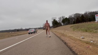 州間高速道路の脇で裸で捕まった