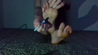 Надпись на теле и пальцы ног и подошвы