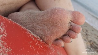 Pés descalços sujos no mar closeups