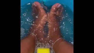 Splish Splash Kitty pies están tomando un golpe de baño Joi