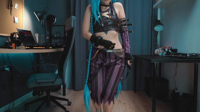 Jinx showed her pussy
