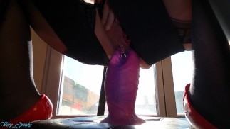 Милфа в нижнем белье садится на огромный фаллоимитатор в свою проколотую киску, делает минет и получает огромный минет