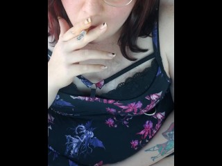 Goth Transgirl Fuma in Auto Mentre Gioca Con Il Suo Piccolo Girlcock