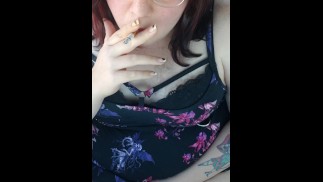 Готическая трансгёрл курит в машине, играя со своим маленьким девичьим членом