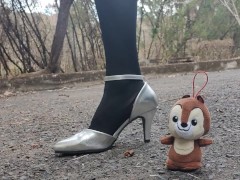 女装ヒールでぬいぐるみ踏み潰しクラッシュフェチ脚フェチ japanese crossdresser high heel crush fetish