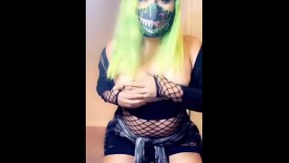 Snapchat gótica egirl brincando com seus peitos