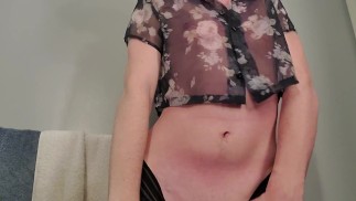 Trans-Femboy-Mini-Bauchtanz in transparentem Crop-Top