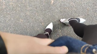 Travesti ao ar livre de salto alto com fetiche subjetivo de esmagamento de esmagamento travesti japonês