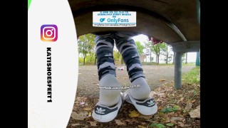 [VR180] Lick her shoes clean - Girl with sweaty sneakers and totally dirty smelly socks stinky feet