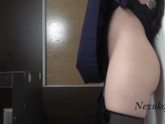 日本人の女の子がすべての蜂蜜をグラスに入れ、ストッキングを掛けました。 - Screenshot 5 of 16 - Petite