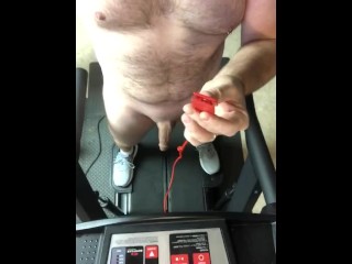 跑步机上的裸男示范