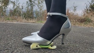 Outdoor travestito tacco stomping schiacciare feticcio gamba feticcio giapponese