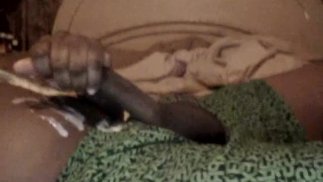 Дрочит на порно