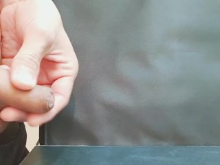 仮性包茎特有の皮オナが気持ち良すぎたため、半立ち状態で暴発射精してしまう早漏君。その後追い射精もしています。