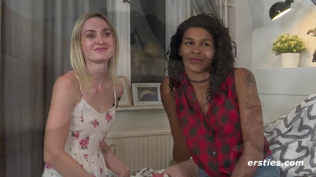 Freundinnen erforschen ihre lesbische Seite