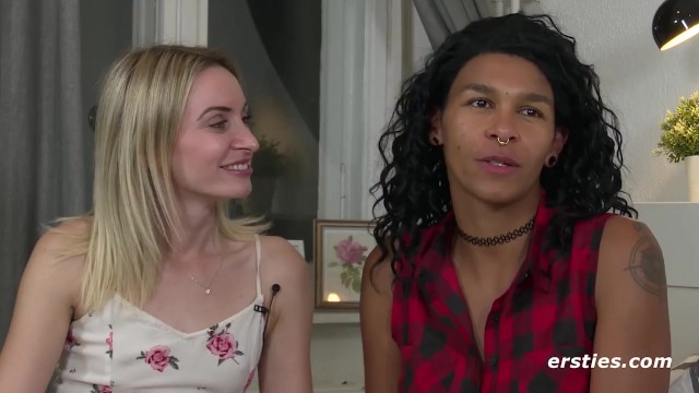 Freundinnen erforschen ihre lesbische Seite
