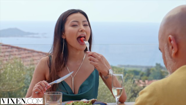 スタイル抜群の美人アジア人お姉さんがおじさんの巨根を生ハメ