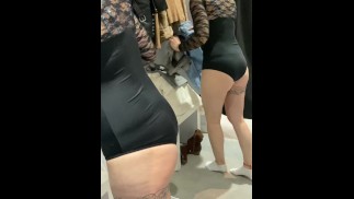 Подсмотренная девушка переодевается в раздевалке