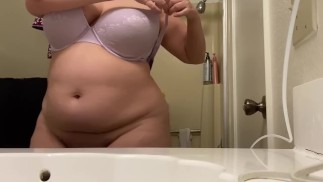 POV：害羞的女员工不得不脱光衣服为老板试穿紫色胸罩