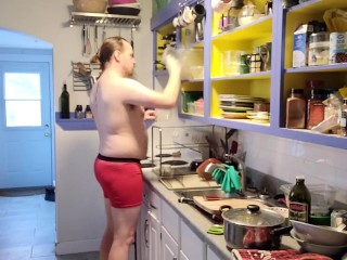 Режим домашнего бога: мытье посуды в нижнем белье